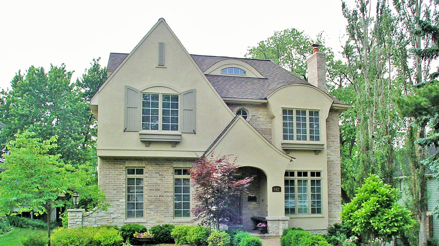 642 exterior_crop_990_557
